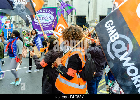 London, UK. 10. Juli 2014.  Streik der Beschäftigten im öffentlichen Dienst.  Mitglieder der GMB Union zeigen Unterstützung für den öffentlichen Sektor-Kollegen während des Marsches im Zentrum von London. Bildnachweis: mark Phillips/Alamy Live News Stockfoto