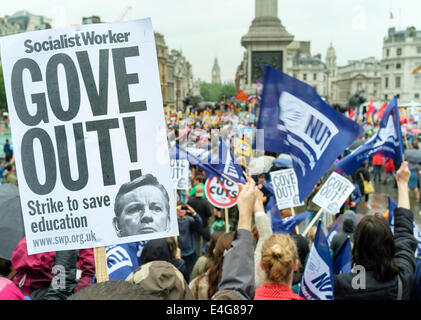 London, UK. 10. Juli 2014. Beschäftigten des öffentlichen Dienstes Streiks, zu ergreifen. Im Bild: Mitglieder der National Union of Teachers beitreten anderen Beschäftigten im öffentlichen Dienst bei einer Kundgebung auf dem Trafalgar Square. Stockfoto