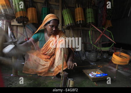 Stoffe weben für die Herstellung von Jamdani Sharee. Ein Sharee ist das traditionelle Kleidungsstück getragen von Frauen auf dem indischen Subkontinent. Es ist ein Stockfoto