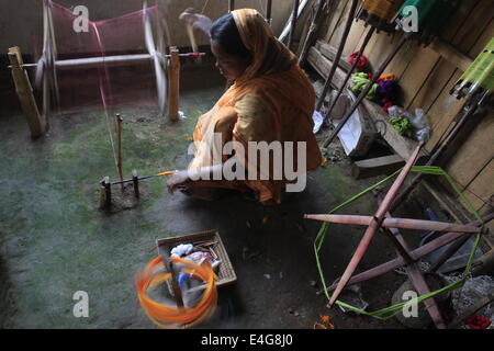 Stoffe weben für die Herstellung von Jamdani Sharee. Ein Sharee ist das traditionelle Kleidungsstück getragen von Frauen auf dem indischen Subkontinent. Stockfoto