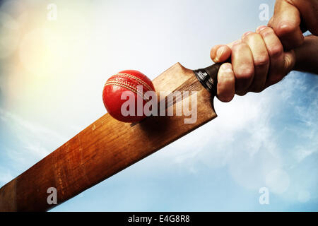 Cricketball Spieler schlagen Stockfoto