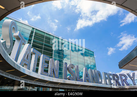 Eingang zum Terminal Lower Manhattan auf der Staten Island Ferry, New York City, NY, USA Stockfoto