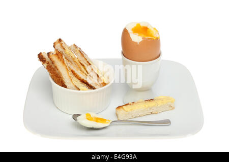 Weich gekochtes Ei und Toast Soldaten auf einem Teller isoliert gegen weiß Stockfoto