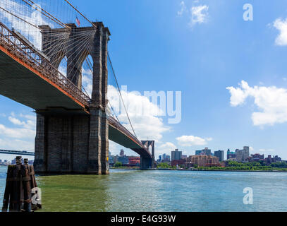 Brooklyn Bridge und dem East River von Lower Manhattan mit der Brooklyn-Skyline in der Ferne, New York City, NY, USA Stockfoto