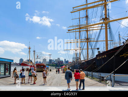 Viermastbark Peking am Pier 16 mit Brooklyn Skyline im Abstand, South Street Seaport, Manhattan, New York City, NY, USA Stockfoto