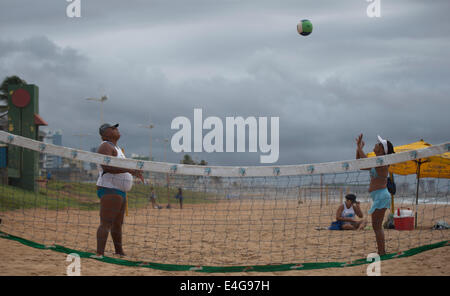 Salvador da Bahia, Brasilien. 5. Juli 2014. Menschen spielen Volleyball in den frühen Morgenstunden an einem Strand in Salvador, Brasilien, am 5. Juli 2014. © Yang Lei/Xinhua/Alamy Live-Nachrichten Stockfoto