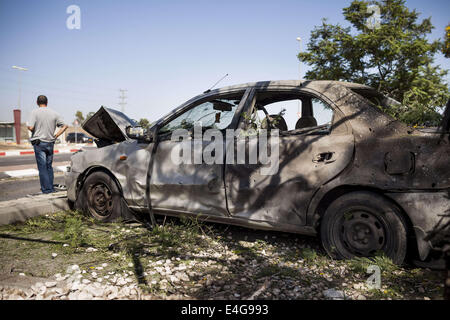 Sderot, Israel. 10. Juli 2014. Ein Auto durch eine Rakete aus dem Gazastreifen in der Stadt Sderot, im Süden Israels am 10. Juli 2014 beschädigt. Bildnachweis: Janos Chiala/NurPhoto/ZUMA Draht/Alamy Live-Nachrichten Stockfoto