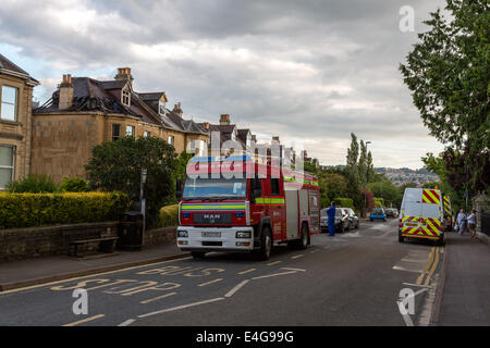 Bath, Großbritannien. 10. Juli 2014. Feuerwehr besuchen einen Brand in einem späten viktorianischen Wohn Doppelhaushälfte in Combe Park, Bad, direkt gegenüber dem Royal United Hospital. Die Feuer-Crew besucht obwohl gab es ein Streik der öffentlichen Sektor. Gas und Strom Arbeiter waren auch auf der Hand. Bildnachweis: Paul Smith/Alamy Live-Nachrichten Stockfoto