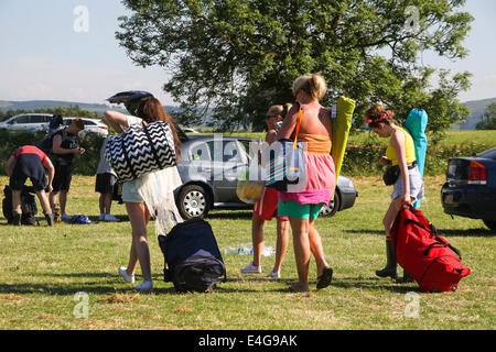 Balado, Kinross, Schottland, Großbritannien. 10. Juli 2014. Frühe Ankunft willkommen Sonne zu genießen, wie sie für das Wochenende vorzubereiten. Bildnachweis: ALAN OLIVER/Alamy Live-Nachrichten Stockfoto