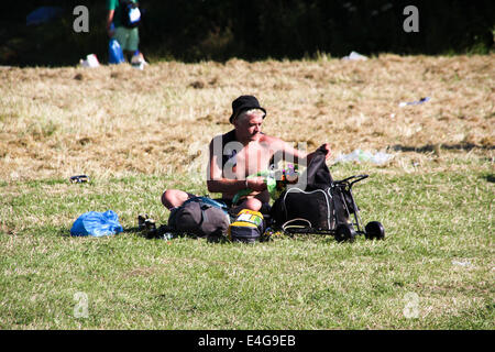 Balado, Kinross, Schottland, Großbritannien. 10. Juli 2014. Frühe Ankunft willkommen Sonne zu genießen, wie sie für das Wochenende vorzubereiten. Bildnachweis: ALAN OLIVER/Alamy Live-Nachrichten Stockfoto