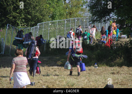 Balado, Kinross, Schottland, Großbritannien. 10. Juli 2014. Frühe Ankunft willkommen Sonne zu genießen, wie sie für das Wochenende vorzubereiten. Bildnachweis: ALAN OLIVER/Alamy Live-Nachrichten Stockfoto