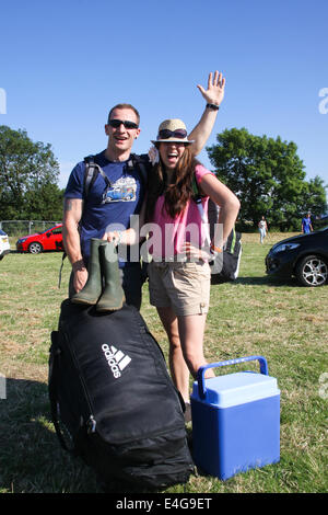 Balado, Kinross, Schottland, Großbritannien. 10. Juli 2014. Frühe Ankunft willkommen Sonne zu genießen, wie sie für das Wochenende vorzubereiten. Bildnachweis: ALAN OLIVER/Alamy Live-Nachrichten Stockfoto