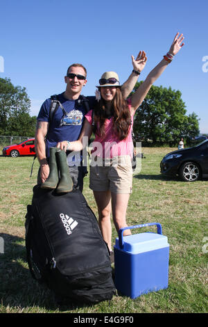 Balado, Kinross, Schottland, Großbritannien. 10. Juli 2014. Frühe Ankunft willkommen Sonne zu genießen, wie sie für das Wochenende vorzubereiten. Bildnachweis: ALAN OLIVER/Alamy Live-Nachrichten Stockfoto