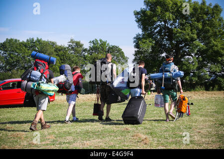 Balado, Kinross, Schottland, Großbritannien. 10. Juli 2014. Frühe Ankunft willkommen Sonne zu genießen, wie sie für das Wochenende vorzubereiten. Bildnachweis: ALAN OLIVER/Alamy Live-Nachrichten Stockfoto