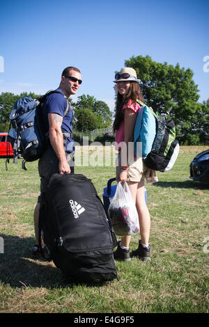 Balado, Kinross, Schottland, Großbritannien. 10. Juli 2014. Frühe Ankunft willkommen Sonne zu genießen, wie sie für das Wochenende vorzubereiten. Bildnachweis: ALAN OLIVER/Alamy Live-Nachrichten Stockfoto