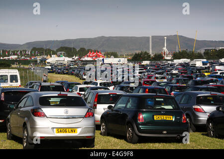 Balado, Kinross, Schottland, Großbritannien. 10. Juli 2014. Frühe Ankunft willkommen Sonne zu genießen, wie sie für das Wochenende vorzubereiten. Übersicht der Parkplatz und die Website in der Ferne Credit: ALAN OLIVER/Alamy Live News Stockfoto