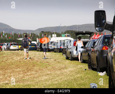 Balado, Kinross, Schottland, Großbritannien. 10. Juli 2014. Frühe Ankunft willkommen Sonne zu genießen, wie sie für das Wochenende vorzubereiten. Bildnachweis: ALAN OLIVER/Alamy Live-Nachrichten Stockfoto