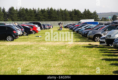 Balado, Kinross, Schottland, Großbritannien. 10. Juli 2014. Frühe Ankunft willkommen Sonne zu genießen, wie sie für das Wochenende vorzubereiten. Bildnachweis: ALAN OLIVER/Alamy Live-Nachrichten Stockfoto