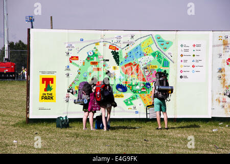 Balado, Kinross, Schottland, Großbritannien. 10. Juli 2014. Frühe Ankunft willkommen Sonne zu genießen, wie sie für das Wochenende vorzubereiten. Fans, die Überprüfung der Website Karte Kredit: ALAN OLIVER/Alamy Live News Stockfoto
