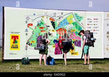 Balado, Kinross, Schottland, Großbritannien. 10. Juli 2014. Frühe Ankunft willkommen Sonne zu genießen, wie sie für das Wochenende vorzubereiten. Fans, die Überprüfung der Website Karte Kredit: ALAN OLIVER/Alamy Live News Stockfoto