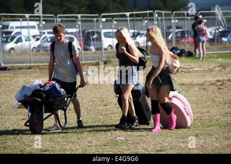 Balado, Kinross, Schottland, Großbritannien. 10. Juli 2014. Frühe Ankunft willkommen Sonne zu genießen, wie sie für das Wochenende vorzubereiten. Bildnachweis: ALAN OLIVER/Alamy Live-Nachrichten Stockfoto