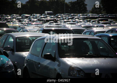 Balado, Kinross, Schottland, Großbritannien. 10. Juli 2014. Frühe Ankunft willkommen Sonne zu genießen, wie sie für das Wochenende vorzubereiten. Parkhäuser, schon füllt sich. Bildnachweis: ALAN OLIVER/Alamy Live-Nachrichten Stockfoto