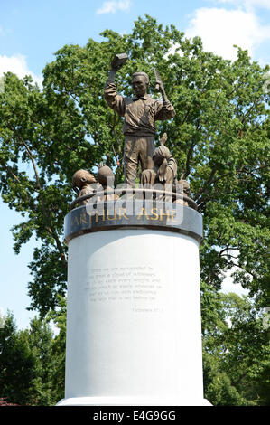 Richmond, VIRGINIA, USA. 7. Juli 2014. 20140707 - das Arthur Ashe Denkmal auf Denkmal-Allee in Richmond, Virginia. © Chuck Myers/ZUMA Draht/Alamy Live-Nachrichten Stockfoto