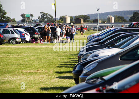 Balado, Kinross, Schottland, Großbritannien. 10. Juli 2014. Frühe Ankunft willkommen Sonne zu genießen, wie sie für das Wochenende vorzubereiten. Bildnachweis: ALAN OLIVER/Alamy Live-Nachrichten Stockfoto