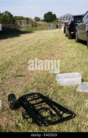 Balado, Kinross, Schottland, Großbritannien. 10. Juli 2014. Frühe Ankunft willkommen Sonne zu genießen, wie sie für das Wochenende vorzubereiten. Ein Festival Trolley ist ein frühes Opfer Credit: ALAN OLIVER/Alamy Live News Stockfoto