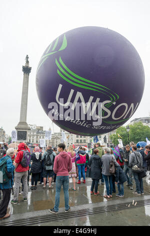 Trafalgar Square-London-UK 10. Juli 2014.  Demonstranten auf dem Trafalgar Square protestieren gegen Niedriglöhne. Tausende von Beschäftigten im öffentlichen Dienst statt einen eintägigen Streik und marschierten durch endet mit einer Kundgebung und reden am Trafalgar Square in London.  Kredit Julian Eales/Alamy Live-Nachrichten Stockfoto