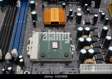 Computermotherboard mit CPU-Prozessor und elektronischen Komponenten und AMD Athlon Mikroprozessortechnologie Stockfoto