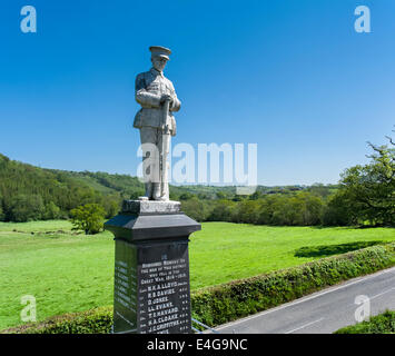 WW1 Kriegerdenkmal im Dorf Llandyfriog Newcastle Emlyn Ceredigion Stockfoto