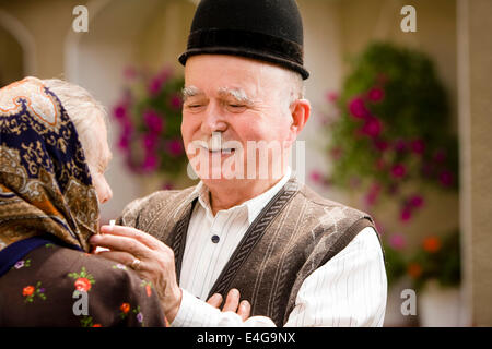 Porträt einer rumänischen traditionellen sehr altes Ehepaar auf Land. Im Mittelpunkt des Mannes Gesichtsausdruck. Sehen Sie mehr Bilder mit der Stockfoto