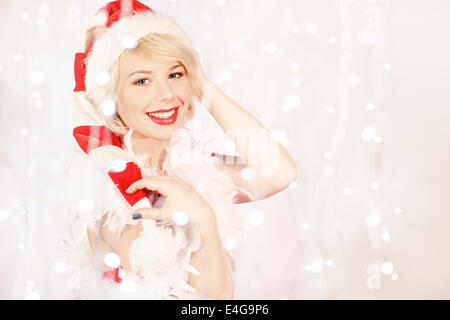 Junge Frau im Weihnachtsmann-Kostüm Stockfoto