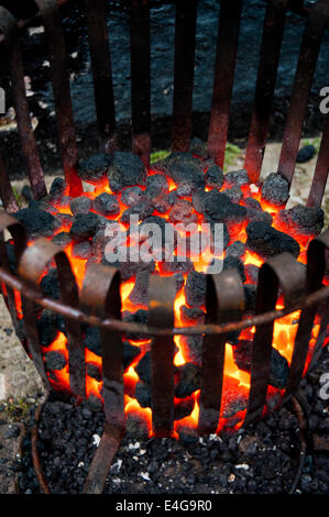 Feuerschale Holzkohlegrill Brenner auf den Straßen von Brügge in Belgien Stockfoto