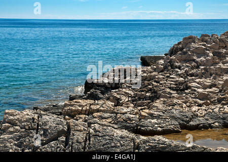 felsige Küste der Insel Lošinj in Kroatien Stockfoto