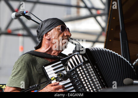 Italienische Akkordeonspieler Antonello Salis spielen während der Abschlussveranstaltung des Torino Jazz Festival Stockfoto