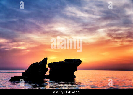 Schönen berühmten libanesischen Felsen im Abendlicht, wunderschöne Landschaft, ruhige Meer am Abend, exotische Natur Stockfoto
