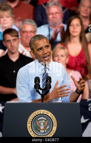 Austin, Texas, USA. 10. Juli 2014. Präsident Barack Obama versucht, die Scheinwerfer vom Texas Einwanderungsprobleme mit einer Rede auf der lebhaften US-Wirtschaft ein freundliches Publikum an Austins legendäre Paramount Theater Verschiebung. Obama traf sich privat mit Gouverneur Rick Perry während einer zweitägigen Schaukel durch Texas. Bildnachweis: Bob Dämmrich/Alamy Live-Nachrichten Stockfoto