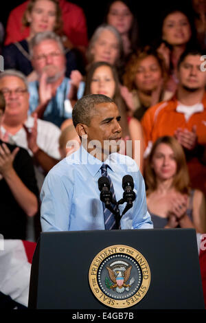 Austin, Texas, USA. 10. Juli 2014. Präsident Barack Obama versucht, die Scheinwerfer vom Texas Einwanderungsprobleme mit einer Rede auf der lebhaften US-Wirtschaft ein freundliches Publikum an Austins legendäre Paramount Theater Verschiebung. Obama traf sich privat mit Gouverneur Rick Perry während einer zweitägigen Schaukel durch Texas. Bildnachweis: Bob Dämmrich/Alamy Live-Nachrichten Stockfoto