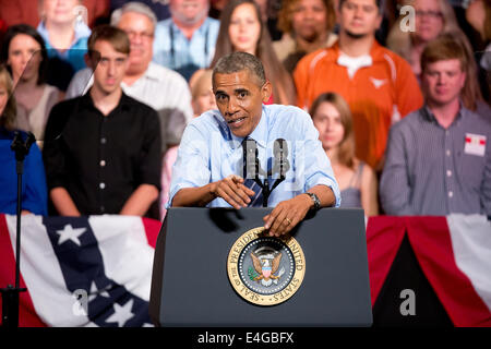 Austin, Texas, USA. 10. Juli 2014. Präsident Barack Obama versucht, die Scheinwerfer vom Texas Einwanderungsprobleme mit einer Rede auf der lebhaften US-Wirtschaft ein freundliches Publikum an Austins legendäre Paramount Theater Verschiebung. Obama traf sich privat mit Gouverneur Rick Perry während einer zweitägigen Schaukel durch Texas. Bildnachweis: Bob Dämmrich/Alamy Live-Nachrichten Stockfoto