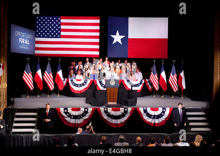 Austin, Texas, USA. 10. Juli 2014. Präsident Barack Obama versucht, die Scheinwerfer vom Texas Einwanderungsprobleme mit einer Rede auf der lebhaften US-Wirtschaft ein freundliches Publikum an Austins legendäre Paramount Theater Verschiebung. Obama traf sich privat mit Gouverneur Rick Perry während einer zweitägigen Schaukel durch Texas. Bildnachweis: Bob Dämmrich/Alamy Live-Nachrichten Stockfoto