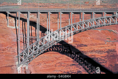 Die eiserne Tragstruktur einer Autobahnbrücke wirft seinen Schatten auf die rötlichen Sandsteinwand in der Nähe von Glen-Schlucht-Verdammung in Arizona, USA. Stockfoto