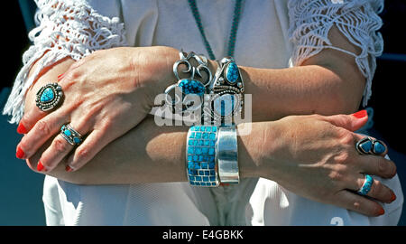 Eine Frau zeigt ihre Bauern-Schmuck-Kollektion von Türkis und Silber Ringe und Armbänder von Navajo-Indianern in Arizona, USA von Hand gefertigt. Stockfoto