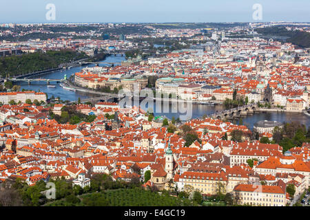 Luftbild von Karlsbrücke über die Moldau und Altstadt von Aussichtsturm Petrin Hügel. Prag, Tschechische Republik Stockfoto