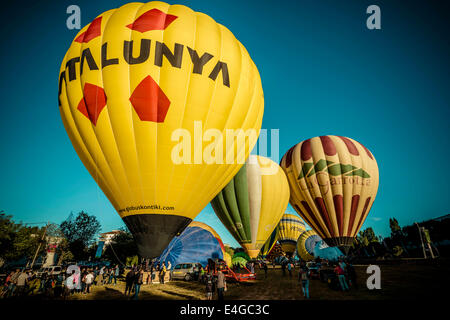 Barcelona, Katalonien, Spanien. 10. Juli 2014. Heissluft Ballon-Wettbewerb bei der 18. Auflage des Igualada vier Tage lang europäischen Ballonfestival in Igualada Flug Bereich. Die Veranstaltung ist der größte Wettbewerb und Festival der Heißluftballons in Spanien mit mehr als 50 internationale Teams. Bildnachweis: Matthias Oesterle/ZUMA Wire/ZUMAPRESS.com/Alamy Live-Nachrichten Stockfoto