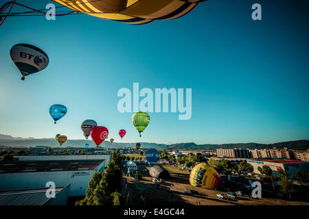 Barcelona, Katalonien, Spanien. 10. Juli 2014. Heissluft Ballon-Wettbewerb bei der 18. Auflage des Igualada vier Tage lang europäischen Ballonfestival in Igualada Flug Bereich. Die Veranstaltung ist der größte Wettbewerb und Festival der Heißluftballons in Spanien mit mehr als 50 internationale Teams. Bildnachweis: Matthias Oesterle/ZUMA Wire/ZUMAPRESS.com/Alamy Live-Nachrichten Stockfoto