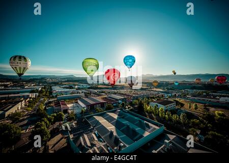 Barcelona, Katalonien, Spanien. 10. Juli 2014. Heissluft Ballon-Wettbewerb bei der 18. Auflage des Igualada vier Tage lang europäischen Ballonfestival in Igualada Flug Bereich. Die Veranstaltung ist der größte Wettbewerb und Festival der Heißluftballons in Spanien mit mehr als 50 internationale Teams. Bildnachweis: Matthias Oesterle/ZUMA Wire/ZUMAPRESS.com/Alamy Live-Nachrichten Stockfoto