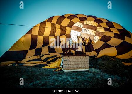 Barcelona, Katalonien, Spanien. 10. Juli 2014. Ein vor kurzem landete Heißluftballon entlüftet nach seinem ersten Wettkampf in Igualadas Europäischen Ballonfestival. Die Veranstaltung ist der größte Wettbewerb und Festival der Heißluftballons in Spanien mit mehr als 50 internationale Teams. Bildnachweis: Matthias Oesterle/ZUMA Wire/ZUMAPRESS.com/Alamy Live-Nachrichten Stockfoto