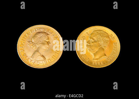 Zwei Goldmünzen: links eine britische Sovereign mit Königin Elizabeth II; rechts eine italienische 20 Lire (Marenghi) mit König Umberto ich. Stockfoto